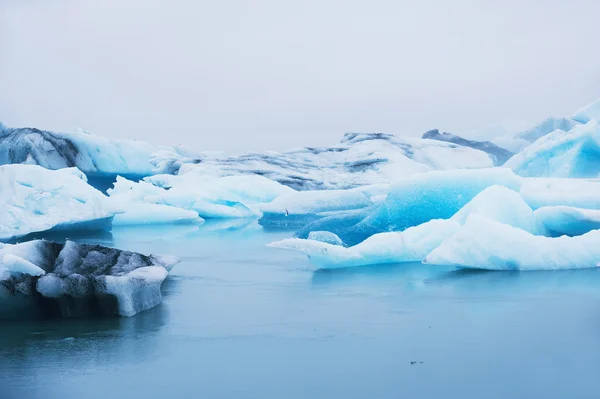 Wunderschöne blaue Eisberge in der Gletscherlagune von jokulsarlon, Island — Stockfoto