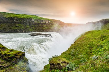 Gün batımında güzel Gullfoss şelale. İzlanda