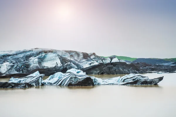 Icebergs na lagoa glacial . — Fotografia de Stock