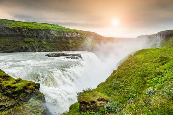 Gyönyörű Gullfoss vízesés a naplemente. Izland — Stock Fotó