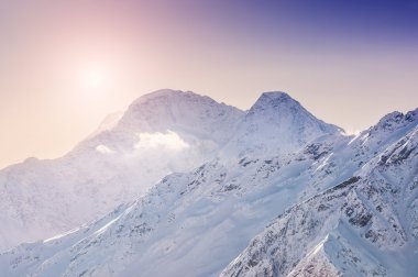 Kış karla kaplı dağlar gün batımında