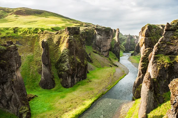 Красивый каньон Фьядрарглюфур с рекой и большими скалами — стоковое фото