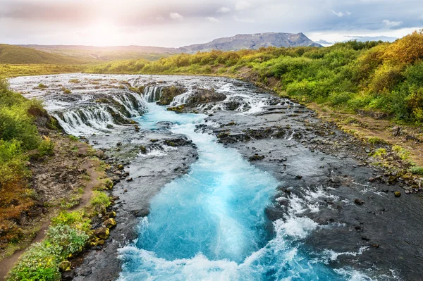 Bella cascata di Bruarfoss con acqua turchese in Islanda — Foto Stock