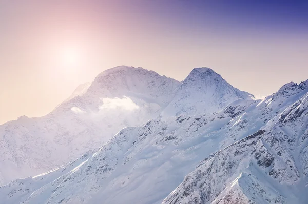 Invierno montañas cubiertas de nieve al atardecer —  Fotos de Stock