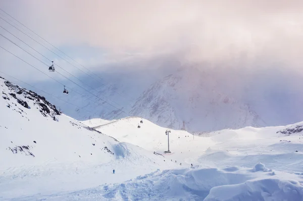 Πίστα σκι και το τελεφερίκ για το χιονοδρομικό κέντρο Elbrus — Φωτογραφία Αρχείου