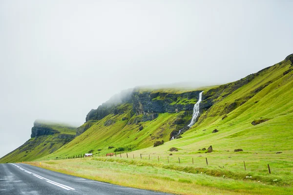 Wunderschöne Landschaft mit Bergen und Wasserfall. — Stockfoto