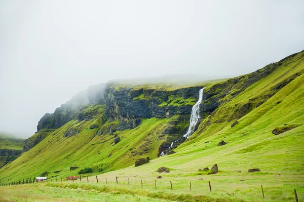 Bela paisagem com montanhas e cachoeira — Fotografia de Stock