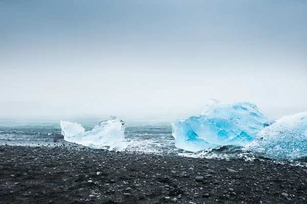 Wunderschöne blaue Eisberge an der Küste des Atlantiks — Stockfoto