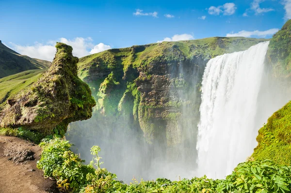 Schöner und berühmter skogafoss Wasserfall. — Stockfoto