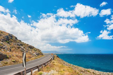 yol deniz kenarında.