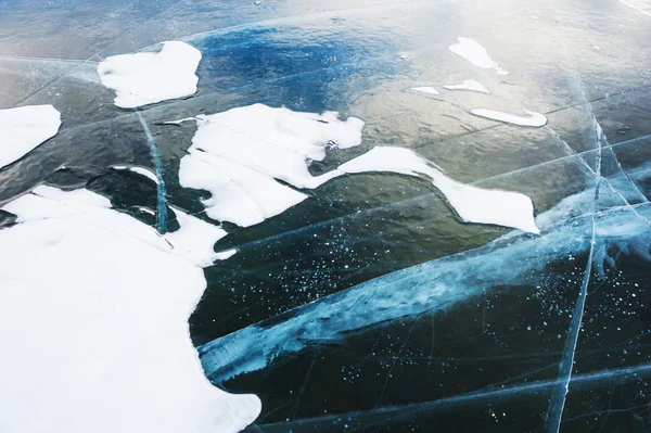 Göl üzerinde çatlaklar ile Blue Ice. — Stok fotoğraf