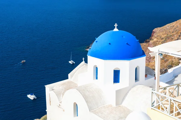 Igreja com cúpulas azuis na cidade de Oia, ilha de Santorini, Grécia — Fotografia de Stock