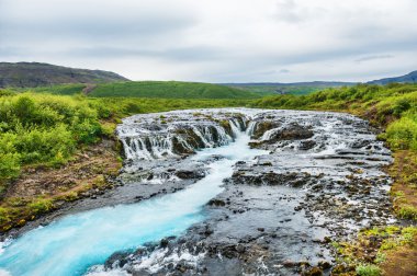 Turkuaz su ile güzel Bruarfoss şelale