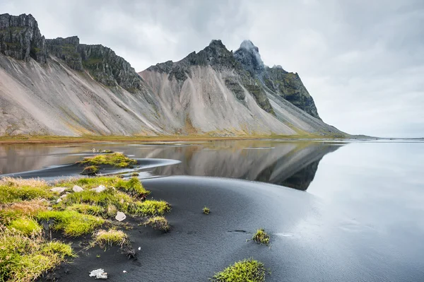 Hermoso paisaje con montañas y reflexión en la costa o — Foto de Stock