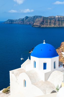 Kilise ile mavi kubbeler Oia şehirde, Santorini Island, Yunanistan