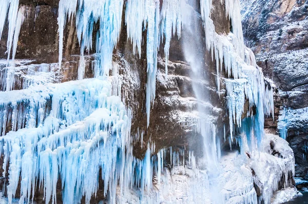 Cachoeira congelada nas montanhas . — Fotografia de Stock