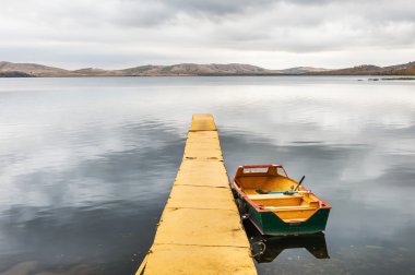 Sarı iskele ve göl sarı tekne.