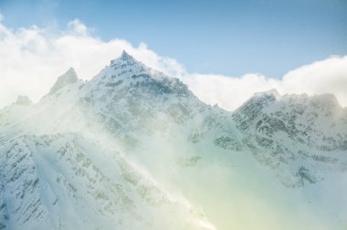 Karla kaplı dağlarla kaplı kış manzarası