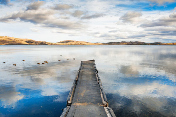 Осенний пейзаж с видом на озеро и горы

