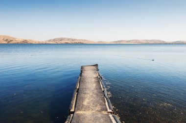 Göl ve dağ manzaralı sonbahar manzara