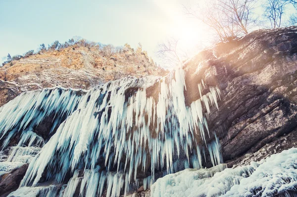 Cachoeira congelada nas montanhas . — Fotografia de Stock