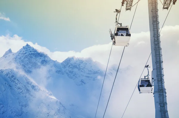 Kolejki linowej w ośrodku narciarskim i pokryte śniegiem góry — Zdjęcie stockowe