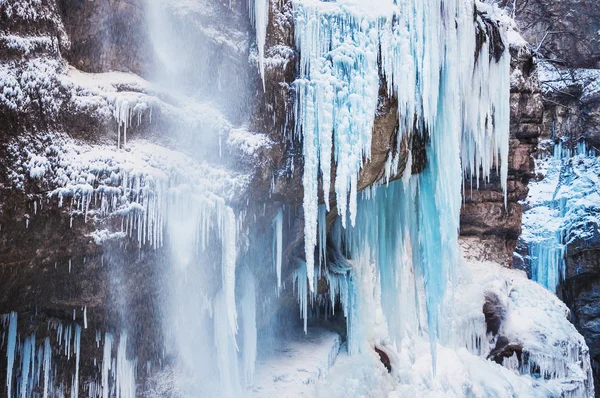 Cachoeira congelada nas montanhas . — Fotografia de Stock