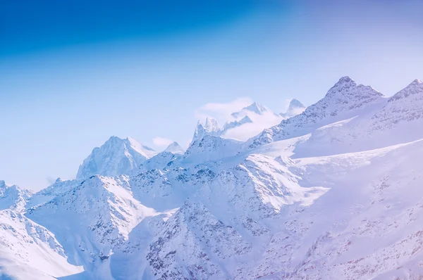 Paisaje invernal con montañas cubiertas de nieve —  Fotos de Stock