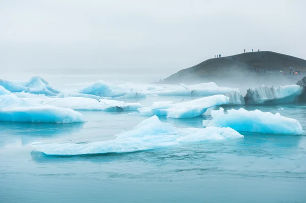 Icebergs azules en la laguna glaciar de Jokulsarlon, al sur de Islandia —  Fotos de Stock