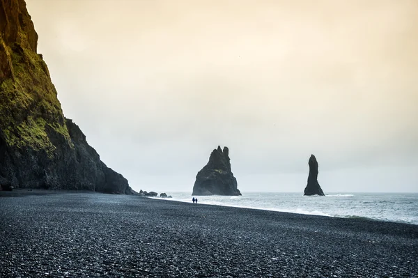 Famosas formaciones rocosas de Reynisdrangar en la playa negra de Reynisfjara — Foto de Stock