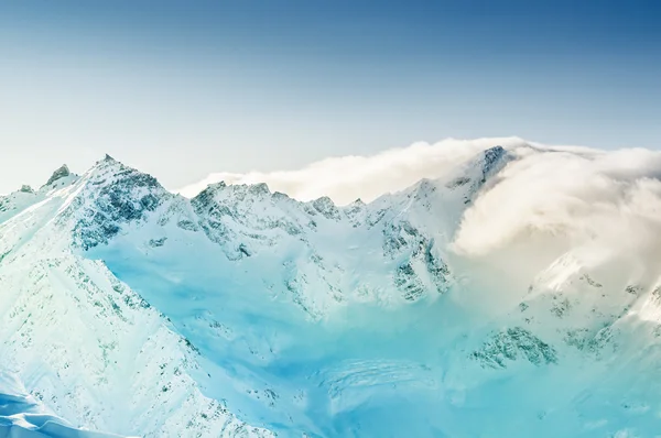 Winterlandschap met besneeuwde bergen — Stockfoto