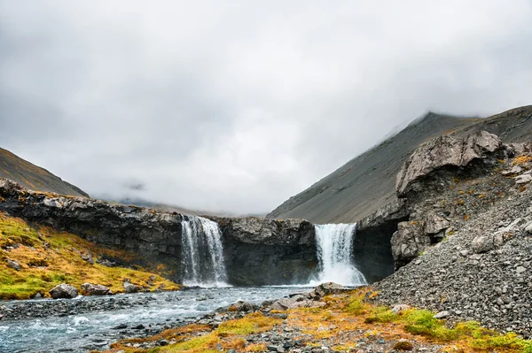 Bellissimo paesaggio con montagne e cascata . — Foto Stock