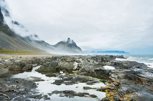 Fantastische kust van de Atlantische Oceaan met vulkanische stenen en m — Stockfoto