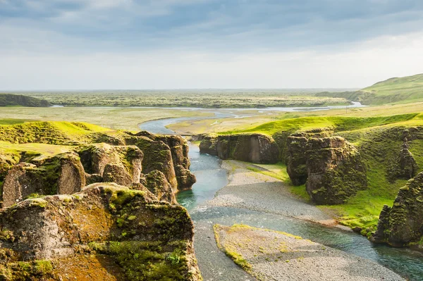 Όμορφο Fjadrargljufur φαράγγι με ποτάμι και μεγάλοι βράχοι. — Φωτογραφία Αρχείου