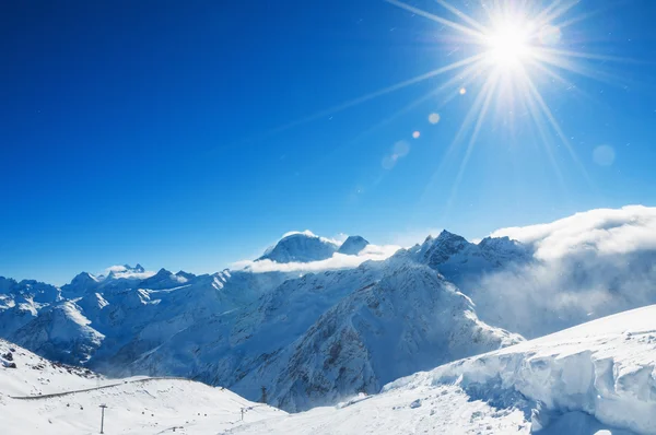 Hermoso paisaje de invierno con montañas cubiertas de nieve y azul —  Fotos de Stock