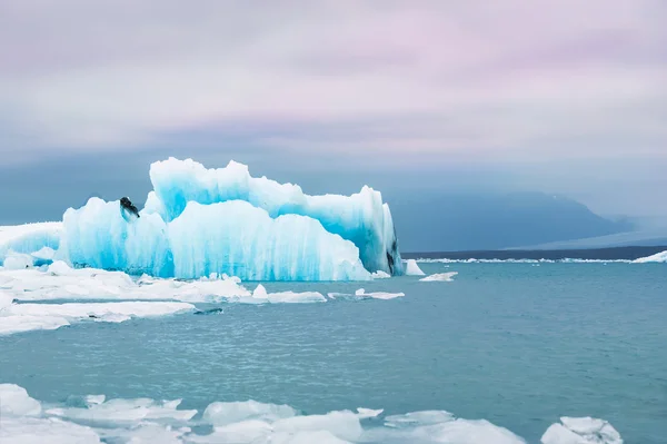 Icebergs azuis na lagoa glacial Jokulsarlon — Fotografia de Stock