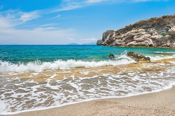 Hermosa playa con agua turquesa y acantilados — Foto de Stock