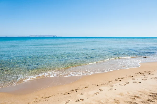 Красивий тропічний пляж з бірюзовою водою і білим піском — стокове фото