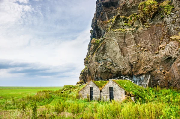 전통적인 아이슬란드 잔디와 아름 다운 풍경 일 집 — 스톡 사진