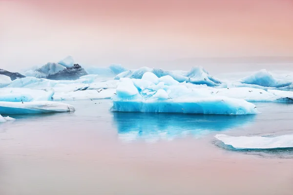 在 Jokulsarlon 冰川湖蓝色冰山 — 图库照片