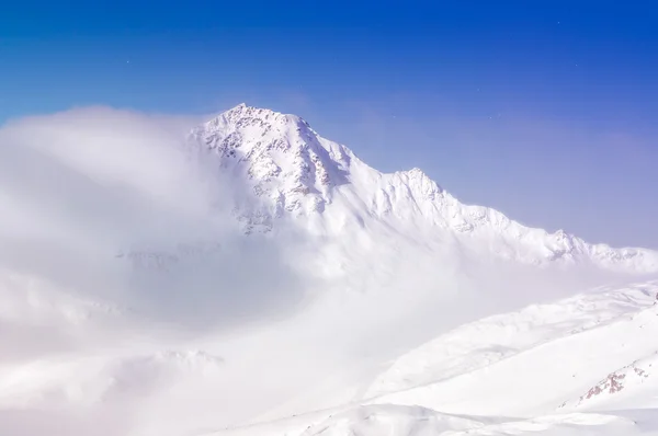 Inverno montanhas cobertas de neve ao pôr do sol — Fotografia de Stock