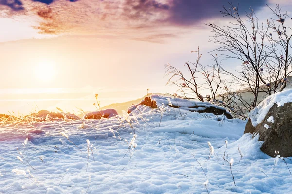Fantastico tramonto sulle montagne invernali — Foto Stock