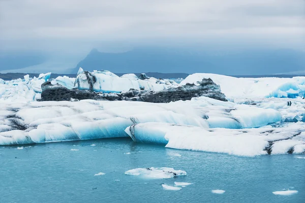 Jokulsarlon 빙하 연못에 아름 다운 푸른 빙산. — 스톡 사진