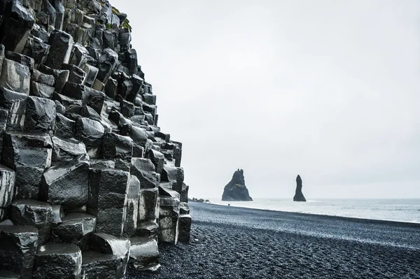 Mount Reynisfjall with basalt columns and Reynisdrangar rock for — Stock Photo, Image