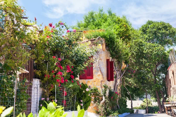 Hermosa calle en Atenas, Grecia — Foto de Stock