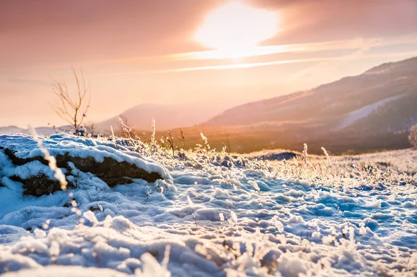 Fantástico atardecer en las montañas de invierno . — Foto de Stock