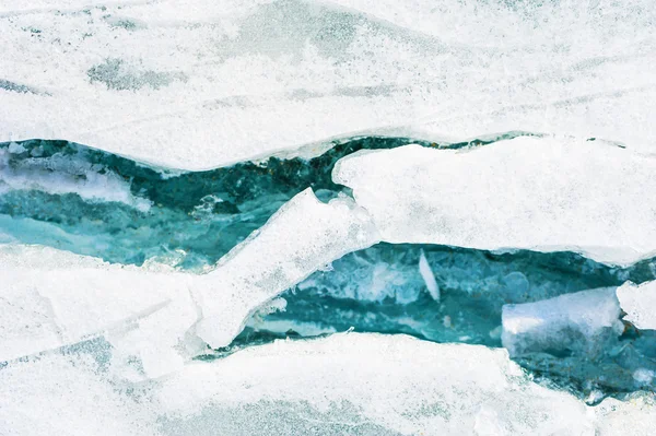 Blauw ijs op het bevroren meer — Stockfoto