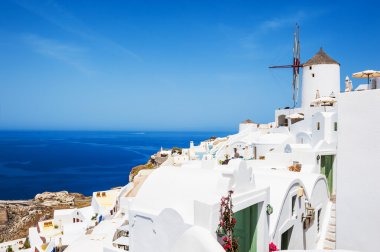 Oia şehir, beyaz mimari panoramik manzaralı Santorini Isla üzerinde