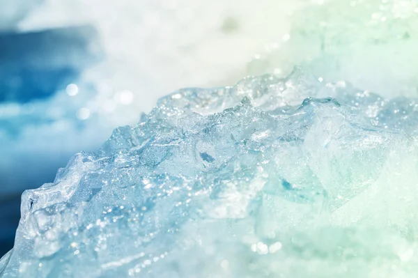 Blå is på frusen sjö. — Stockfoto