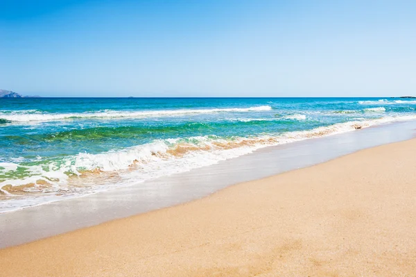 Praia tropical bonita com água azul-turquesa e areia branca . — Fotografia de Stock